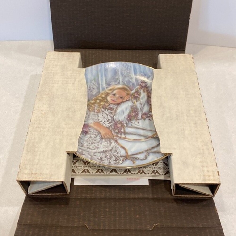 Corinne Layton Heirlooms & Lace Tess Collector’s 3rd Plate in Series #3048L - Picture 13 of 14